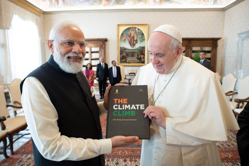 El papa Francisco y el primer ministro indio Narendra Modi sostienen un libro mientras intercambian regalos durante un encuentro en el Vaticano el 30 de octubre de 2021. (Foto: CNS /Vatican Media)
