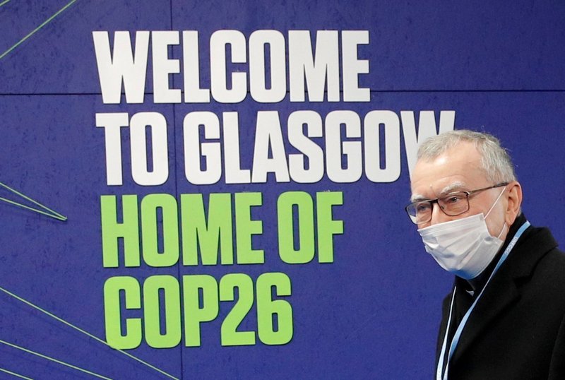 El cardenal Pietro Parolin, secretario de Estado del Vaticano, llega a la Conferencia de las Naciones Unidas sobre el Cambio Climático, COP26, en Glasgow, Escocia, el 1 de noviembre de 2021. El cardenal Parolin, que encabeza la delegación vaticana a la conferencia, dijo que la pandemia de COVID-19 ha demostrado la necesidad de un "cambio de dirección" para abordar la crisis climática mediante el fortalecimiento del "pacto entre los seres humanos y el medio ambiente natural". (Foto: CNS/Phil Noble, pool Reuters.)