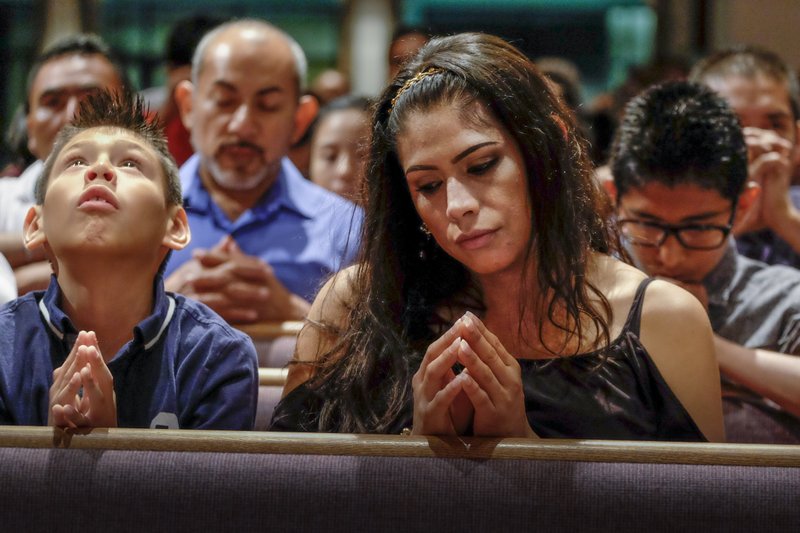 Un grupo de personas en Nashville, Tennessee, reza durante la letanía de santos en una misa para la dedicación de la Iglesia Sagrado Corazón en esta foto de archivo de 2016. (Foto: CNS/Rick Musacchio, Tennessee Register)