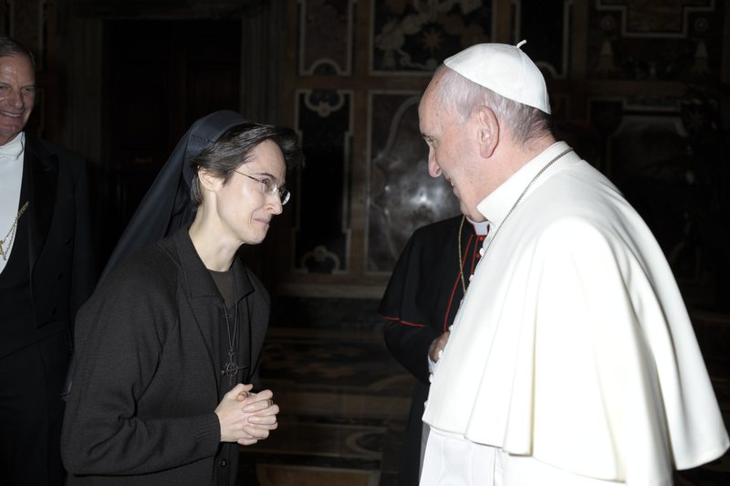 El papa Francisco saluda a la Hermana Raffaella Petrini, de las Hermanas Franciscanas de la Eucaristía con sede en Estados Unidos, en el Vaticano el 3 de diciembre de 2015. El papa nombró a la Hermana Petrini como secretaria general de la oficina que gobierna el Estado de la Ciudad del Vaticano. (Foto: CNS/Vatican Media)
