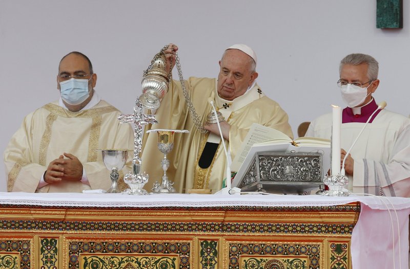 El papa Francisco quema incienso mientras celebra misa en la Universidad Católica del Sagrado Corazón en Roma el 5 de noviembre de 2021. La misa se celebró para el 60 aniversario del establecimiento de la facultad de medicina de la universidad. (Foto CNS/Paul Haring)