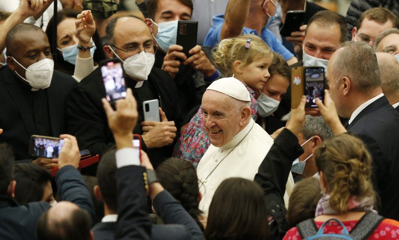 El papa Francisco saluda a la multitud al salir de su audiencia general en la sala Pablo VI en el Vaticano el 10 de noviembre de 2021. (Foto CNS/Paul Haring)