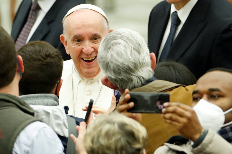 El Papa Francisco saluda a la gente durante su audiencia general semanal en el aula Pablo VI del Vaticano el 17 de noviembre de 2021. (Foto CNS/Remo Casilli, Reuters)