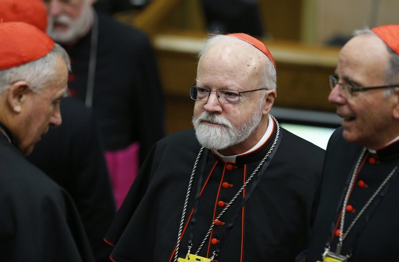 El cardenal Sean P. O'Malley de Boston, presidente de la Comisión Pontificia para la Protección de los Menores, asiste a una reunión sobre la protección de los menores en la iglesia en el Vaticano en esta foto de archivo del 23 de febrero de 2019. En un mensaje escrito con motivo del Día Europeo de la Protección de los Niños contra la Explotación y el Abuso Sexual, el cardenal O'Malley pidió una investigación honesta y estadísticas sobre el abuso sexual de menores. En la foto también aparecen el Cardenal John Dew de Wellington, Nueva Zelanda, y el Cardenal Manuel Macario do Nascimento Clemente de Lisboa, Portugal. (Foto: CNS /Paul Haring)