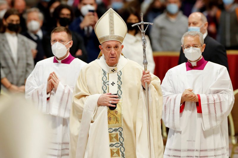 El Papa Francisco sale después de celebrar la misa por la fiesta de Cristo Rey en la Basílica de San Pedro en el Vaticano el 21 de noviembre de 2021. (Foto CNS/Remo Casilli, Reuters)