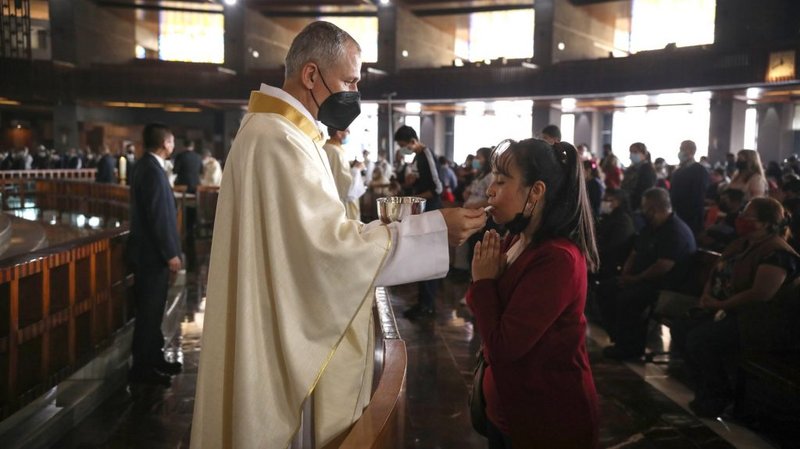 Un sacerdote distribuye la comunión durante la misa de apertura de la Sexta Asamblea Eclesial de América Latina y el Caribe en la Basílica de Nuestra Señora de Guadalupe en Ciudad de México el 21 de noviembre de 2021. (Foto Emilio Espejel/CNS)