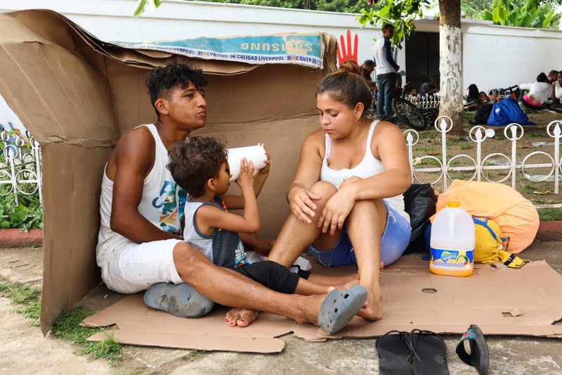 Una familia migrante en Huehuetán, México, descansa en un parque con otros migrantes de una caravana que se dirige a la frontera de Estados Unidos el 18 de noviembre de 2021. (Foto CNS/José Torres, Reuters)