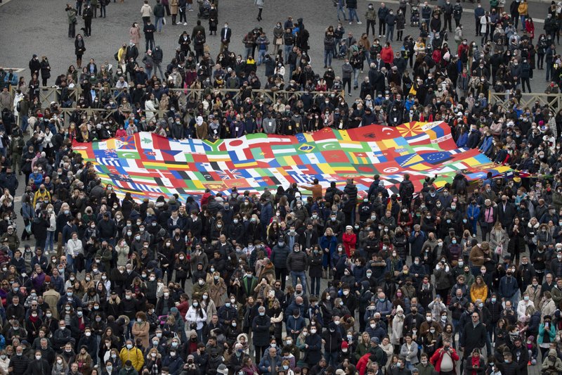 La gente en la Plaza de San Pedro en el Vaticano asiste al Ángelus dirigido por el Papa Francisco desde la ventana de su estudio con vistas a la plaza el 28 de noviembre de 2021. (Foto CNS /Vatican Media)