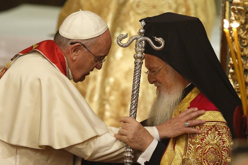 El papa Francisco y el patriarca ecuménico Bartolomé de Constantinopla se abrazan durante un servicio de oración en la iglesia patriarcal de San Jorge en Estambul, en esta foto de archivo del 29 de noviembre de 2014. El papa envió un mensaje al patriarca Bartolomé en la fiesta de San Andrés, patrón de la iglesia de Constantinopla y del Patriarcado Ecuménico. (Foto CNS /Paul Haring)