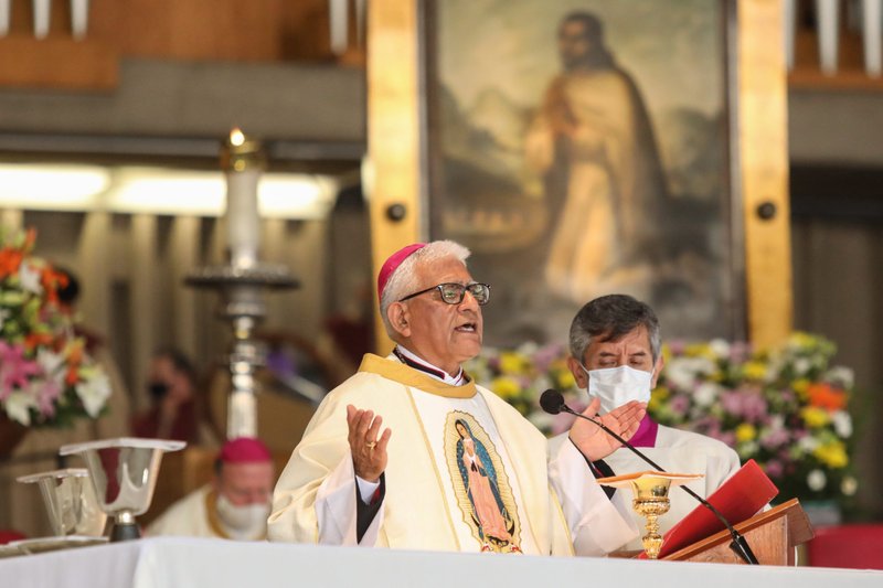 El arzobispo peruano Héctor Miguel Cabrejos Vidarte, presidente del consejo episcopal latinoamericano, o CELAM, concelebra la misa durante la inauguración de la Sexta Asamblea Eclesial de América Latina y el Caribe en la Basílica de Nuestra Señora de Guadalupe en la Ciudad de México el 21 de noviembre 2021. La asamblea finalizó con un documento que pedía una iglesia sinodal más inclusiva. (Foto CNS/Emilio Espejel)