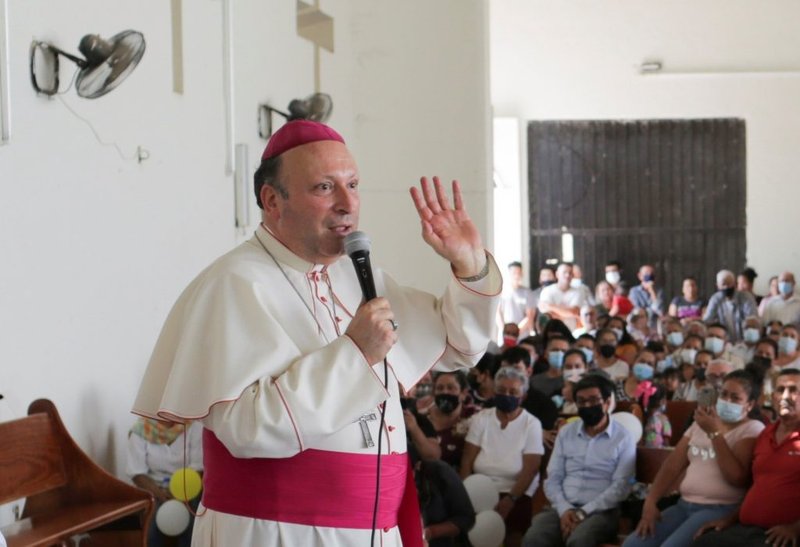 El arzobispo Franco Coppola, nuncio apostólico en México, habla durante una visita a Aguililla el 23 de abril de 2021. (Foto CNS /Alan Ortega, Reuters)