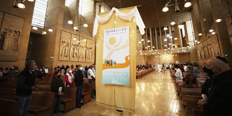 Una pancarta con el logo oficial del sínodo de este año “Por una Iglesia sinodal: Comunión, Participación y Misión”, en la Catedral de Nuestra Señora de los Ángeles, al comienzo de la Misa del 31 de octubre que dio inicio a la fase local del sínodo. (Foto: Víctor Alemán.)