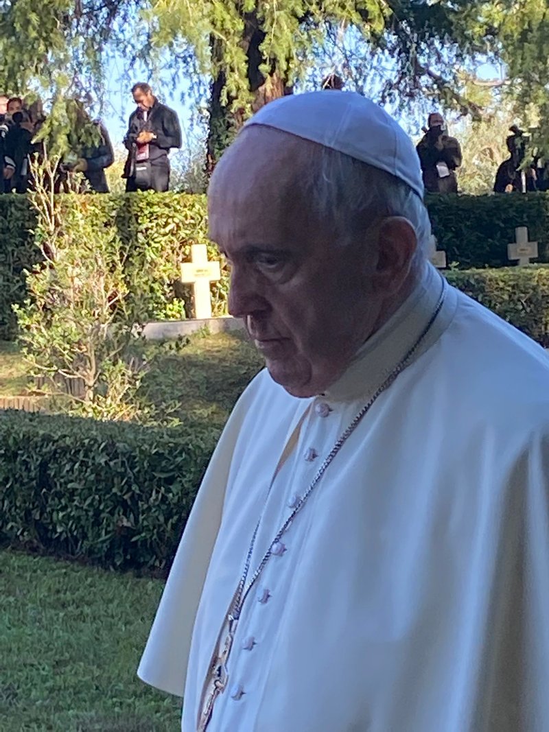 El Papa Francisco, en el cementerio de guerra francés, en Roma, minutos antes de celebrar la Misa por los fieles difuntos, el 2 de Noviembre, 2021. Imagen referencial. (Foto: Pool Aigav)