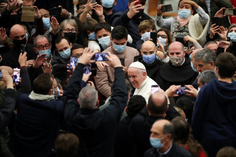 El Papa Francisco camina entre la multitud tras su audiencia general en el aula Pablo VI del Vaticano el 1 de diciembre de 2021. (Foto CNS /Yara Nardi, Reuters)