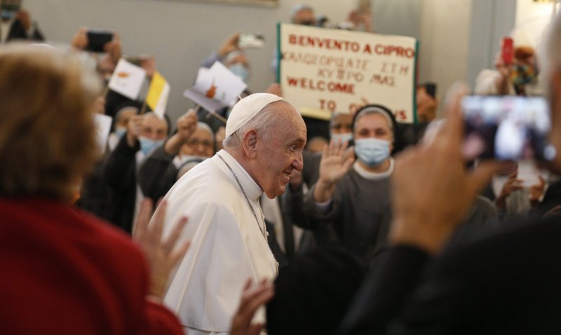 El Papa Francisco llega para dirigir un encuentro con sacerdotes, religiosos, diáconos, catequistas y miembros de grupos y movimientos eclesiásticos en la Catedral Maronita de Nuestra Señora de las Gracias en Nicosia, Chipre, el 2 de diciembre de 2021. (Foto CNS /Paul Haring)