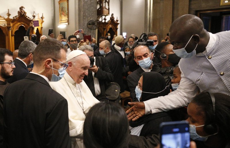 El Papa Francisco saluda a la gente al salir de una oración ecuménica con migrantes en la Iglesia de la Santa Cruz en Nicosia, Chipre, el 3 de diciembre de 2021. (Foto CNS /Paul Haring)