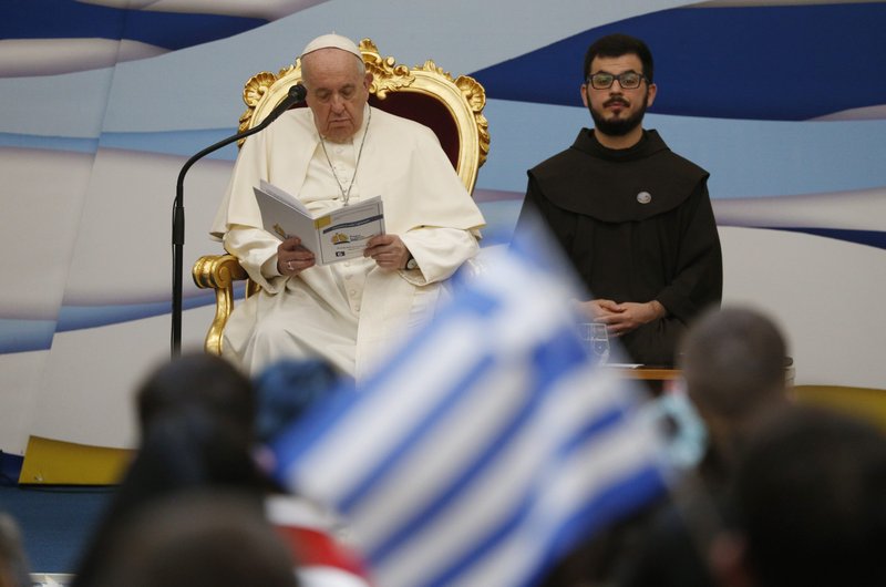 El Papa Francisco mira el programa del evento durante un encuentro con jóvenes en la Escuela San Dionisio de las Hermanas Ursulinas en Maroussi, Grecia, el 6 de diciembre de 2021. (Foto CNS /Paul Haring)