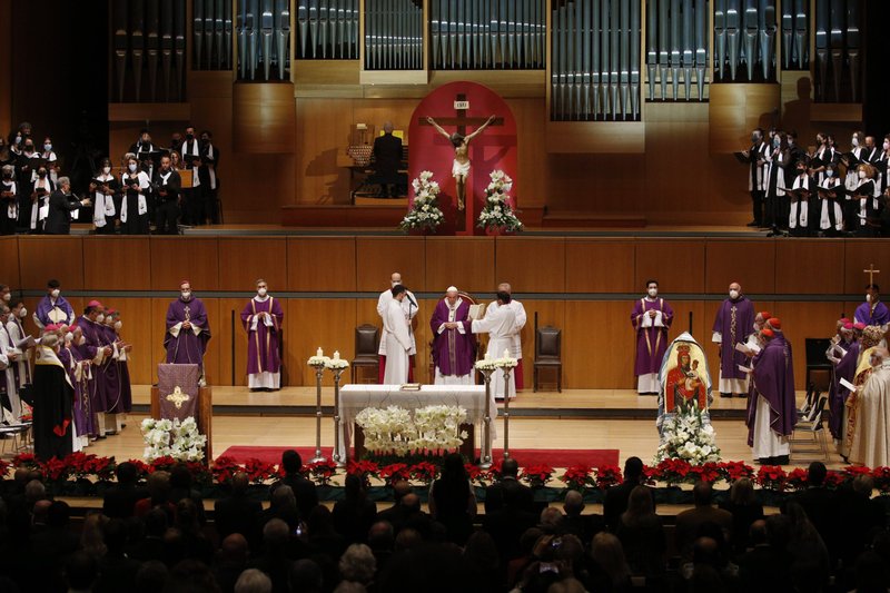 El papa Francisco celebra misa en la Sala de Conciertos Megaron en Atenas, Grecia, el 5 de diciembre de 2021. (Foto CNS/Paul Haring)