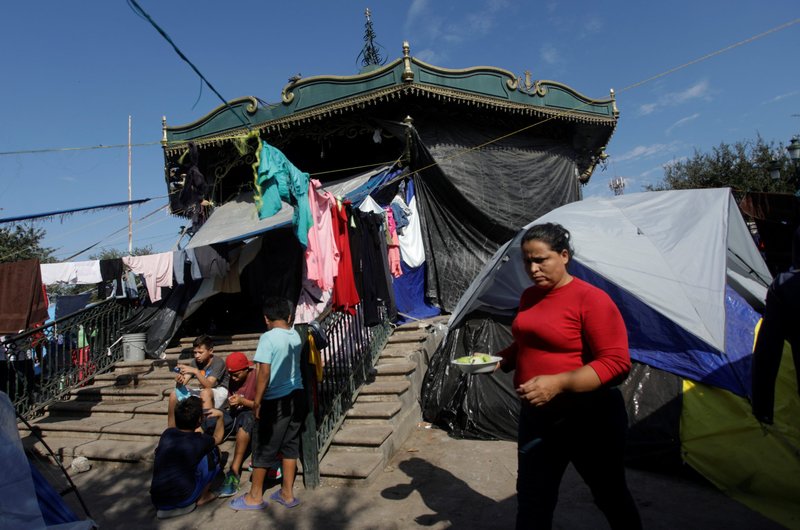 Migrantes que buscan asilo en los EE. UU. son fotografiados en un campamento en una plaza pública en Reynosa, México, el 3 de diciembre de 2021. En una declaración del 6 de diciembre, los obispos mexicanos expresaron su decepción con su gobierno por su cooperación en restablecer los Protocolos de Protección al Migrante, conocido como "Quédate en México." (Foto CNS/Daniel Becerril, Reuters)