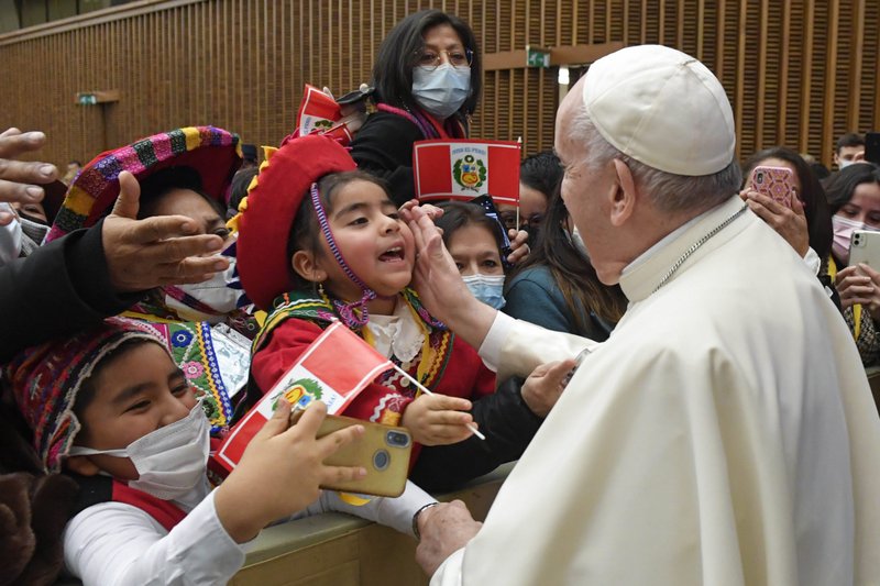 El papa Francisco saluda a un niño durante una audiencia en la sala Pablo VI en el Vaticano el 10 de diciembre de 2021, con delegaciones de Italia y Perú que donaron el árbol de Navidad y el Belén para la Plaza de San Pedro. (Foto CNS/Vatican Media)