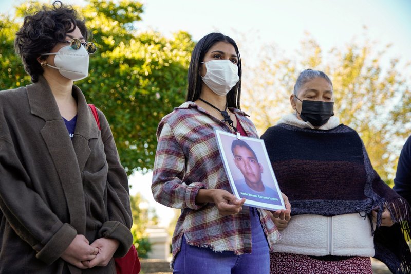 Con otras mujeres de la Caravana de Madres de Migrantes Desaparecidos, Karen Morales de Honduras habla sobre su hermano, Aaron Eleazar Carrasco Turcios, quien desapareció hace nueve años en México, durante un evento frente al Capitolio en Washington el 19 de octubre de 2021. Las mujeres compartieron historias de familiares que han desaparecido a lo largo de las rutas migratorias. (Foto CNS/Elizabeth Frantz, Reuters)