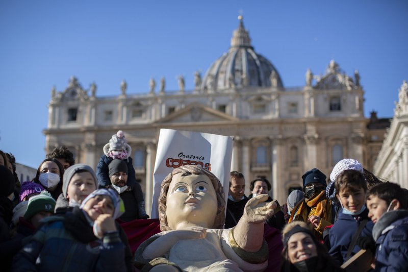 Niños acudieron a la plaza de San Pedro para que el papa bendijera sus imágenes del niño Jesús mientras la gente se reunía para el Ángelus dirigido por el papa Francisco en el Vaticano el 12 de diciembre de 2021. (Foto CNS/Vatican Media)
