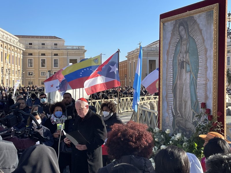 El cardenal Marc Ouellet, presidente de la Comisión Pontificia para América Latina, dirige una oración mientras los peregrinos celebran la fiesta de Nuestra Señora de Guadalupe con cantos y el rosario en la Plaza de San Pedro en el Vaticano el 12 de diciembre de 2021. (Foto CNS/Junno Arocho Esteves)
