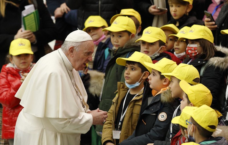 El Papa Francisco saluda a los niños durante su audiencia general en el aula Pablo VI del Vaticano el 15 de diciembre de 2021. (Foto CNS /Paul Haring)