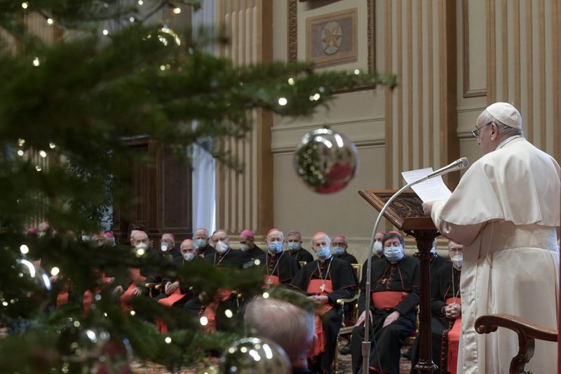 El Papa Francisco habla durante una audiencia para intercambiar saludos navideños con los miembros de la Curia Romana en el Palacio Apostólico del Vaticano el 23 de diciembre de 2021. (Foto CNS/Vatican Media)