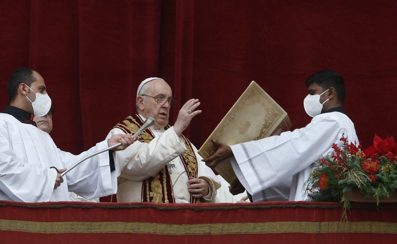 El Papa Francisco imparte su bendición navideña "urbi et orbi" (a la ciudad y al mundo) desde el balcón central de la Basílica de San Pedro en el Vaticano el 25 de diciembre de 2021. (Foto CNS /Paul Haring)