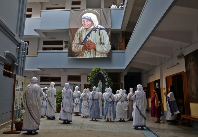 Miembros de las Misioneras de la Caridad rezan en Calcuta, India, el 26 de agosto de 2021. La solicitud de renovación de la orden en virtud de la Ley de Regulación de Contribuciones Extranjeras no fue aprobada, lo que significa que las monjas en la India no pueden utilizar ninguna cuenta en moneda extranjera "hasta que se resuelva el asunto." (Foo CNS /Rupak De Chowdhuri, Reuters)