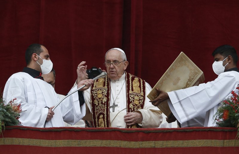 El papa Francisco da su bendición de Navidad "urbi et orbi" (a la ciudad y al mundo) desde el balcón central de la Basílica de San Pedro en el Vaticano el 25 de diciembre de 2021. (Foto CNS/Paul Haring)