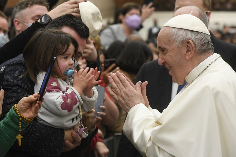 El papa Francisco saluda a una niña después de su audiencia general semanal el 29 de diciembre de 2021 en el salón Pablo VI del Vaticano. (Foto CNS/Vatican Media)