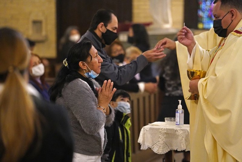 Una mujer recibe la Comunión durante la misa del 27 de marzo, en la iglesia St. Brigid, de Brooklyn, Nueva York. (Foto CNS/ Gregory A. Shemitz)