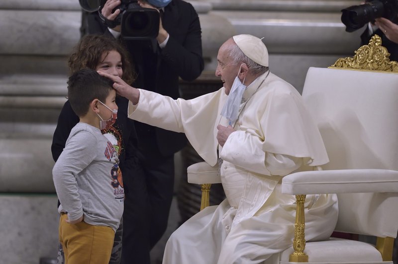 El Papa Francisco saluda a los niños mientras participa en un servicio de oración nocturna en la Basílica de San Pedro en el Vaticano el 31 de diciembre de 2021. El servicio tradicional en la víspera de Año Nuevo es para dar gracias por el año pasado. (Foto CNS /Stefano Spaziani, pool)