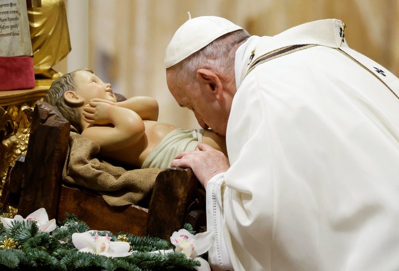 El Papa Francisco besa una estatuilla del niño Jesús mientras celebra la misa de la fiesta de la Epifanía en la Basílica de San Pedro en el Vaticano el 6 de enero de 2022. (Foto CNS /Yara Nardi, Reuters)