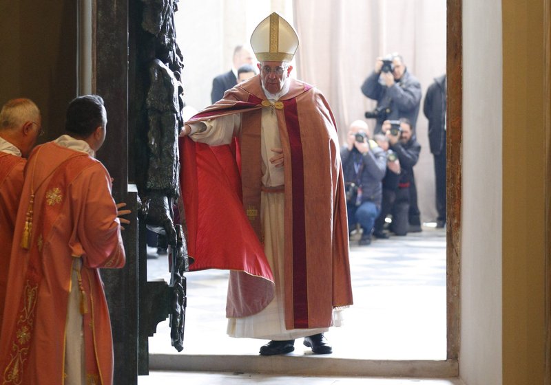El papa Francisco abre la Puerta Santa de la Basílica de San Juan de Letrán en Roma en esta foto de archivo del 13 de diciembre de 2015. El papa ha aprobado "Peregrinos de la Esperanza" como lema para el Año Santo 2025. (CNS photo/Paul Haring)