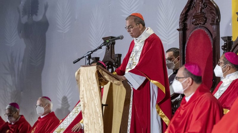 El cardenal salvadoreño Gregorio Rosa Chávez celebra la misa de beatificación del padre jesuita Rutilio Grande, el padre franciscano Cosme Spessotto, Nelson Rutilio Lemus y Manuel Solórzano en San Salvador el 22 de enero de 2022. (Foto CNS /Octavio Duran)
