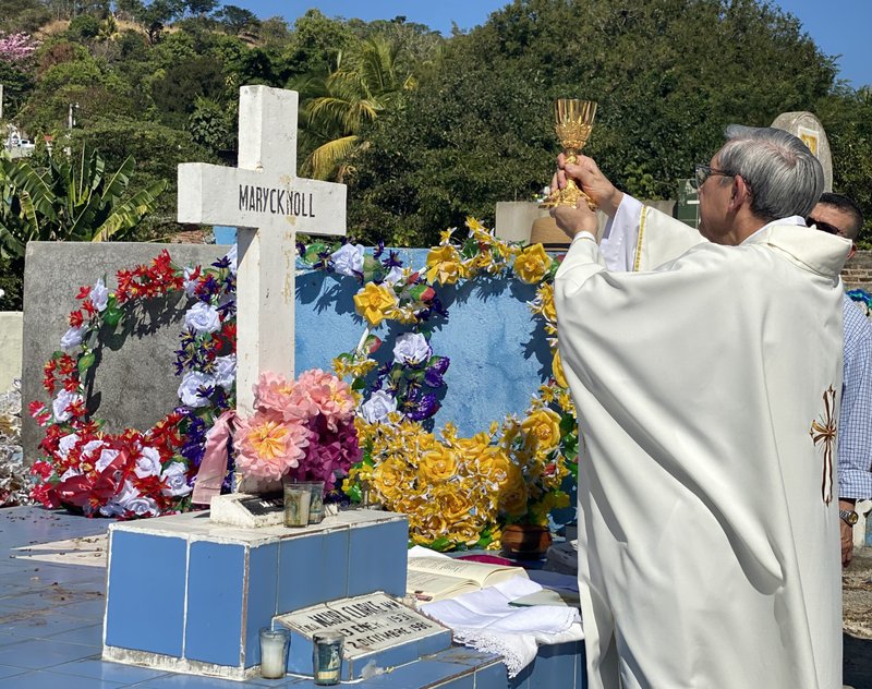El obispo auxiliar retirado Octavio Cisneros de Brooklyn, NY, celebra una misa en Chalatenango, El Salvador, el 20 de enero de 2022, ante las tumbas de dos religiosas estadounidenses que fueron asesinadas en El Salvador en 1980. Las tumbas de las Hermanas Maryknoll Maura Clarke e Ita Ford sirvieron como altar para la celebración de la Eucaristía. (Foto CNS /Rhina Guidos)