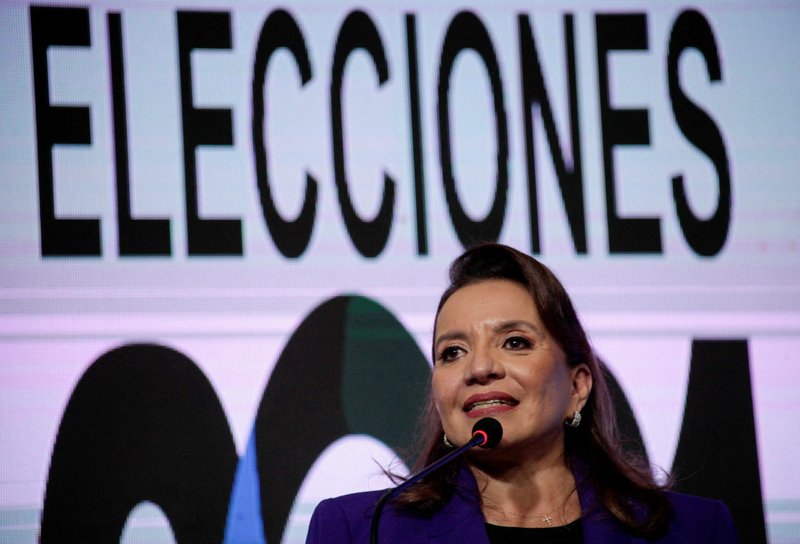La presidenta electa de Honduras, Xiomara Castro, habla durante una ceremonia para recibir sus credenciales presidenciales en el hotel Plaza Juan Carlos en Tegucigalpa el 30 de diciembre de 2021. Los obispos hondureños están instando al diálogo en una disputa política antes de la toma de posesión presidencial del 27 de enero de 2022. (CNS photo/Fredy Rodriguez, Reuters)