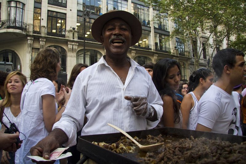 Un vendedor ambulante en el Patio Gastronómico de Buenos Aires, en 2012. (Foto: Gobierno de la Ciudad de Buenos Aires via Wikimedia Commons)