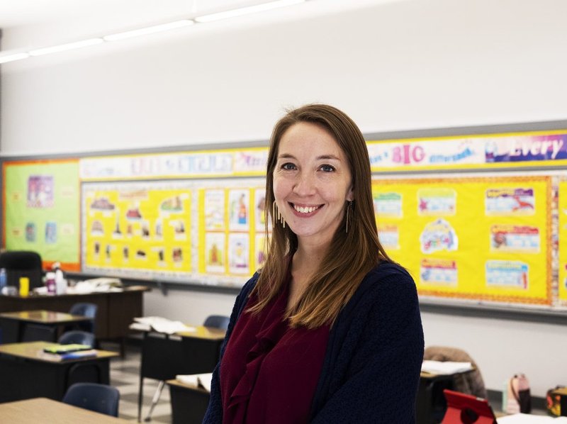 La directora de St. Jane Frances de Chantal, Ashley Giron, se mostró entusiasmada al dar la bienvenida a los alumnos a unas aulas mejoradas con la ayuda de las fundaciones Shea y Smet. Las aulas cuentan con nuevos equipos, pintura y suelos, algo que, según ella, permite a los estudiantes centrarse más en lo académico. (Foto Víctor Alemán)
