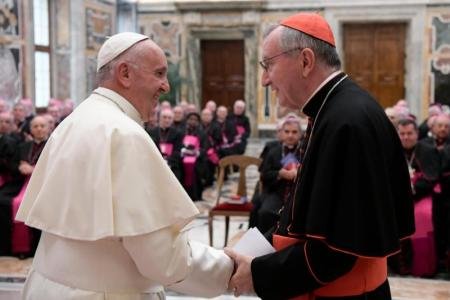 En una foto de archivo, el papa Francisco saluda al cardenal Pietro Parolin, secretario de Estado del Vaticano, durante una reunión con los nuncios, que representan al papa en todo el mundo, en el Palacio Apostólico del Vaticano el 17 de septiembre de 2016. (Foto CNS /L'Osservatore Romano)