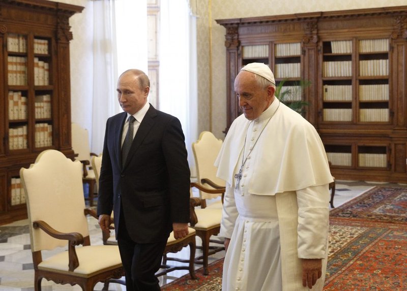 El Papa Francisco camina con el presidente ruso Vladimir Putin durante una audiencia privada en el Vaticano el 4 de julio de 2019. (Foto CNS /Paul Haring)