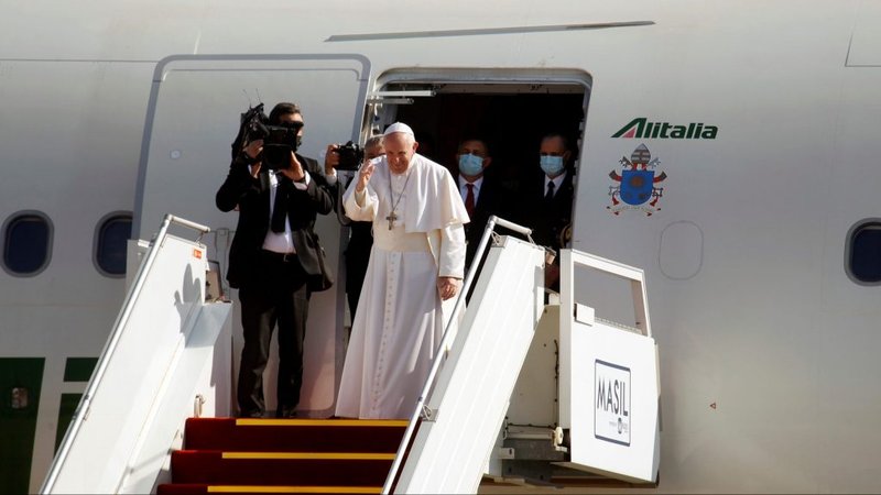 El Papa Francisco saluda desde lo alto de la escalera del avión papal en el aeropuerto internacional de Bagdad el 8 de marzo de 2021, tras su visita a Irak del 5 al 8 de marzo. (Foto CNS /Alaa Al-Marjani, Reuters)