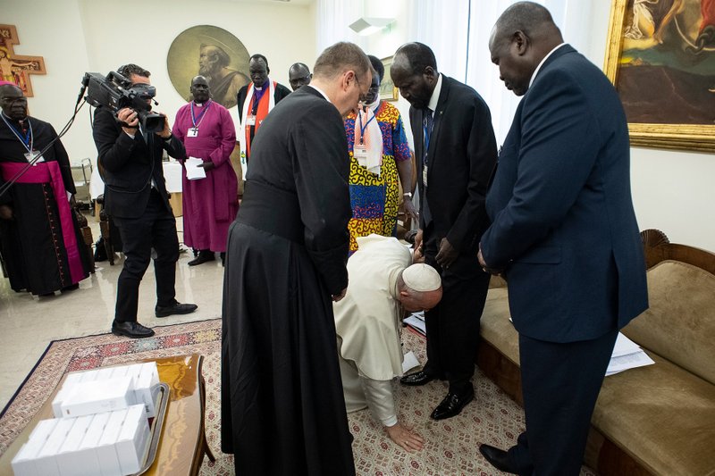 El papa Francisco se arrodilla a los pies del presidente de Sudán del Sur, Salva Kiir, el 11 de abril de 2019, al término de un retiro de dos días en el Vaticano para los líderes políticos de la nación africana. El papa les rogó que dieran una oportunidad a la paz. A la derecha, el vicepresidente Riek Machar. El 9 de julio de 2021, el Papa Francisco y otros líderes cristianos pidieron a los dirigentes de Sudán del Sur que siguieran trabajando por la paz para poder visitarlos. (Foto CNS /Vatican Media vía Reuters)