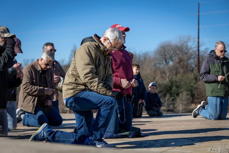 Un grupo de hombres se reúne para rezar en una “cruzada del rosario” en Austin, Texas, el 5 de febrero, inspirándose de eventos similares que tienen lugar en países tradicionalmente cristianos en los que la cultura secular se está imponiendo. (Foto Ashley Campos/Diócesis de Austin)