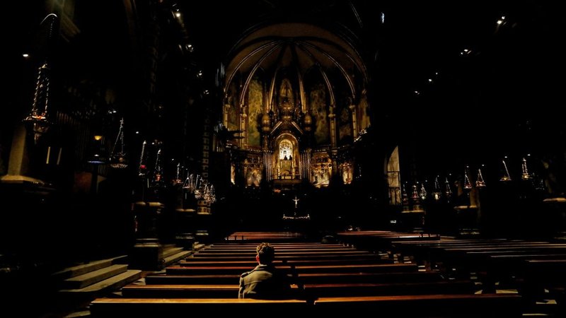 Miguel Hurtado, de 36 años, que dice que fue abusado sexualmente a los 16 años por un monje benedictino de la abadía de Montserrat en Cataluña, posa para un retrato dentro de la iglesia de la abadía en Montserrat, a las afueras de Barcelona, España, en esta foto de archivo del 2 de febrero de 2019. (Foto CNS /Susana Vera, Reuters)