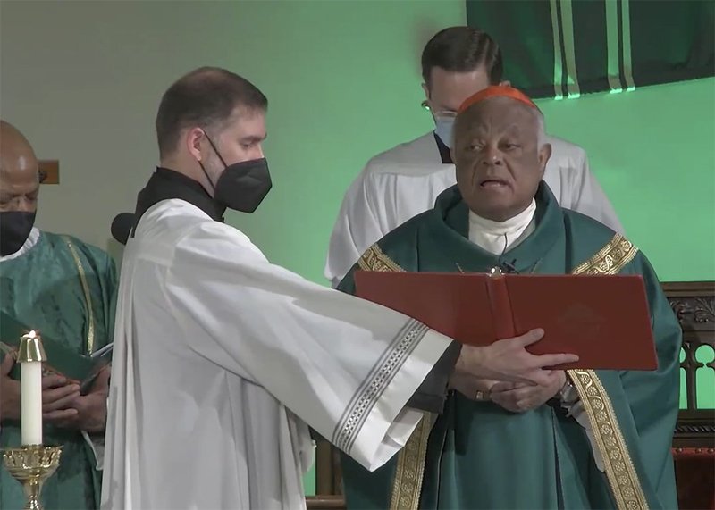 El cardenal de Washington, Wilton D. Gregory, celebra la misa de apertura del Encuentro de Pastoral Social Católica en la iglesia católica de Santa Teresa de Ávila, en Washington, el 29 de enero de 2022. La misa fue retransmitida en directo para los más de 800 participantes del encuentro anual, celebrado virtualmente por segundo año consecutivo debido a la pandemia. (Foto Captura de pantalla de CNS/cortesía de CSMG)