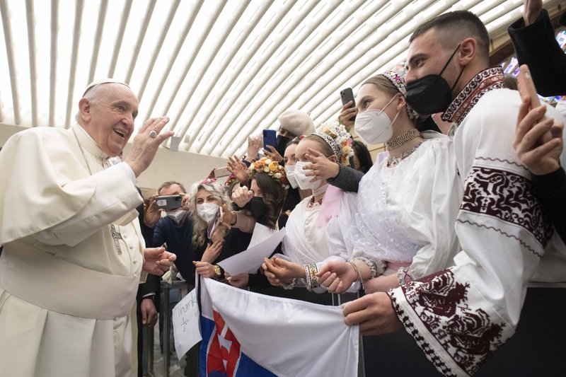 El papa Francisco saluda a la gente al salir de su audiencia general en el salón Pablo VI del Vaticano el 2 de febrero de 2022. (Foto CNS/Vatican Media)